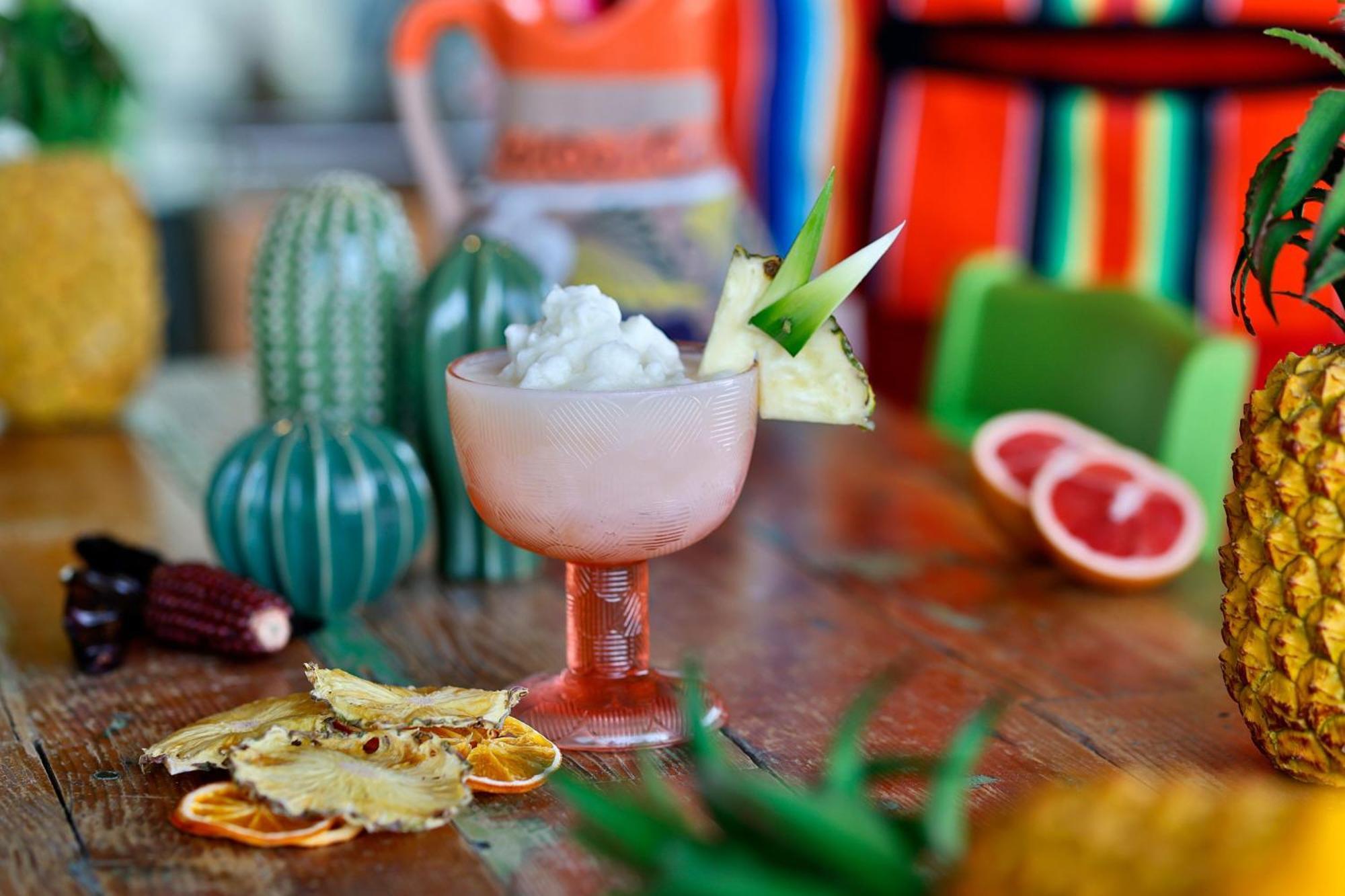 Marriott Resort Palm Jumeirah, Dubai Eksteriør bilde A frozen margarita garnished with lime and pineapple