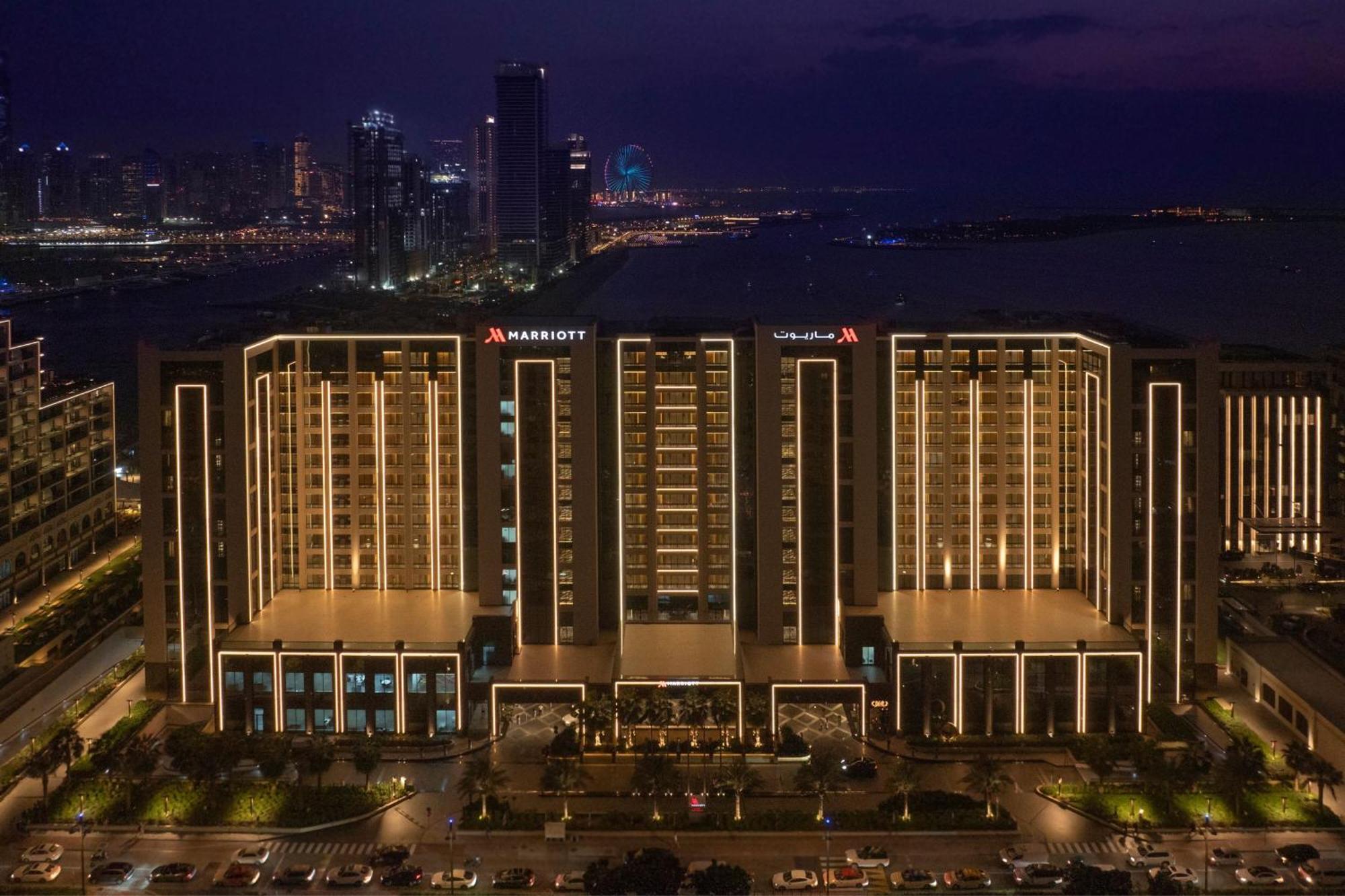 Marriott Resort Palm Jumeirah, Dubai Eksteriør bilde The hotel at night